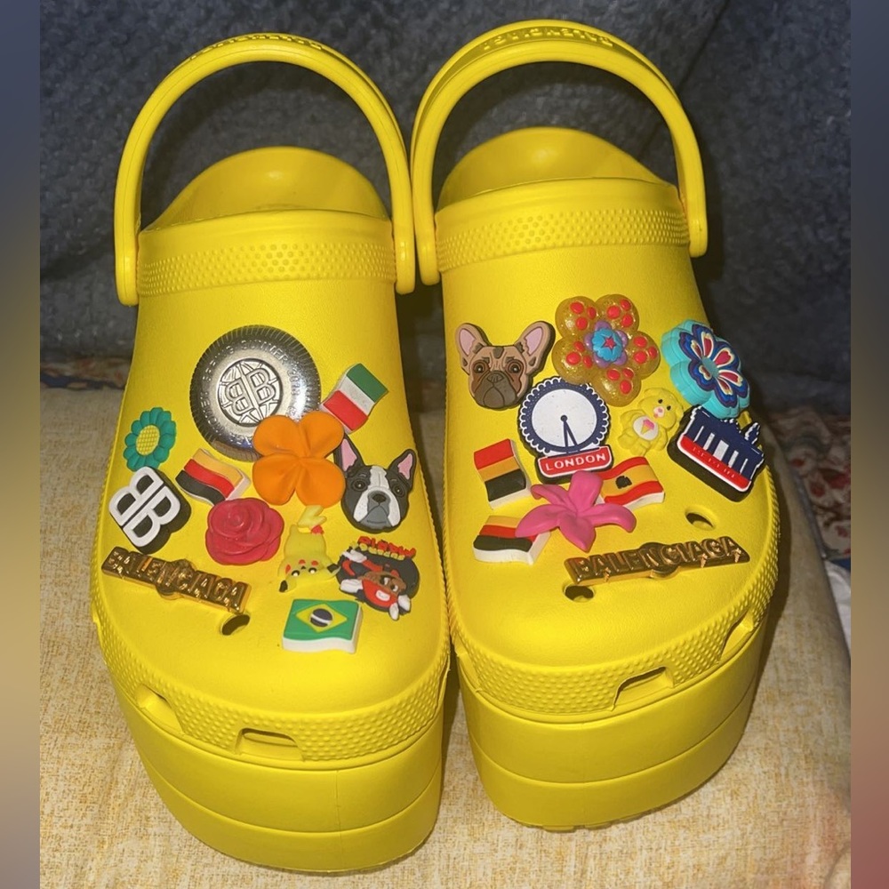 Balenciaga platform crocs very comfy comes with charms